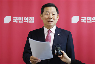 與 “정치신인 40여명 영입, 지역구 공천하겠다”