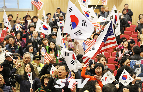 대한애국당 서울시당 6·13 필승결의대회에 참석한 당원들이 태극기를 흔들고 있다.