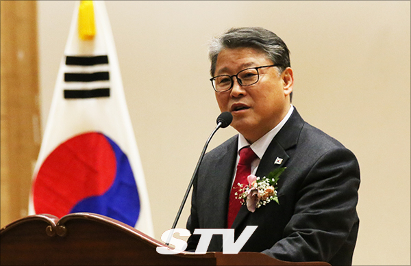 조원진 대한애국당 대표가 정말로 훌륭했던 대통령을 지키지 못하고 김일성 괴뢰와의 싸움에서 잠시 졌지만 우리가 반드시 이긴다는 신념으로 태극기를 들었고, 대한애국당을 창당했고, 배신정당 바른정당의 3배가 넘는 당원들을 만들었다고 당원들에게 인사말을 하고 있다.