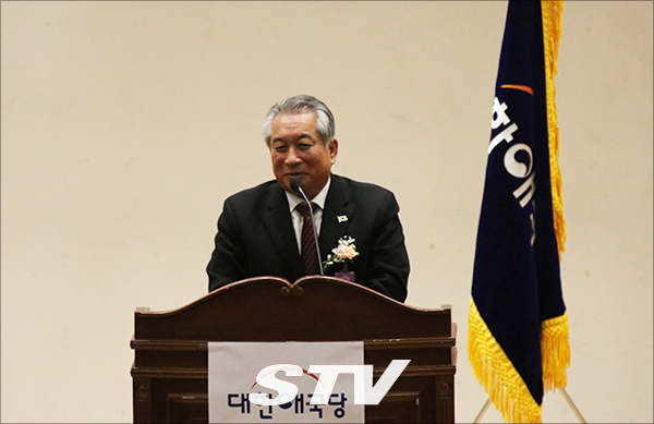 당 대표에 이어 허평환 전 당 공도댕표가 인사말을 하고 있다.
