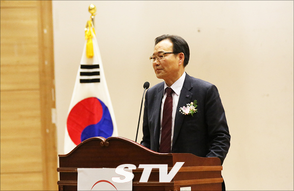 작년에 3월 1일날 광장에 모였던 5백만 애국국민들과 대한애국당이 중심이 되어서 이번 지방선거를 선거혁명으로 만들 것이라 말하고 있는 허만기 대한애국당 최고위원