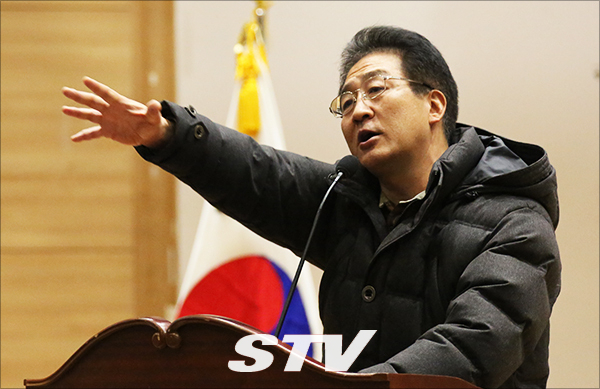 대한애국당이 대한민국 언론에서 보도 안해주고, 검찰에서도 수사하고, 보수에서도 냉소적인 눈으로 보지만 외로운 집단이 아니라며 당원들을 응원하고 있는 조용환 올린코리아 대표