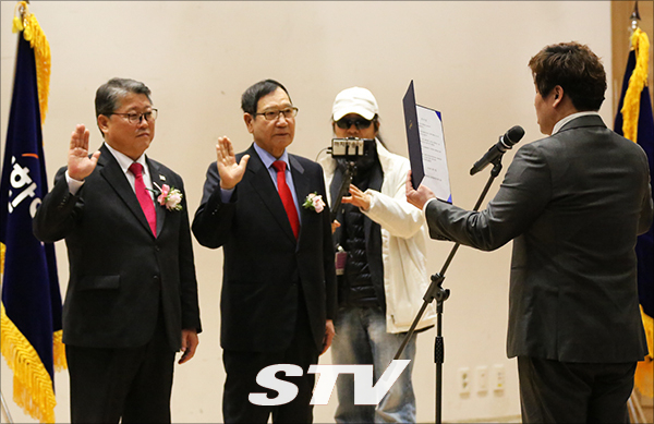 문승훈 서울시당 청년위원장이 조원진 대표와 이규택 서울시당 비대위원장 앞에서 결의문을 낭독하고 있다.