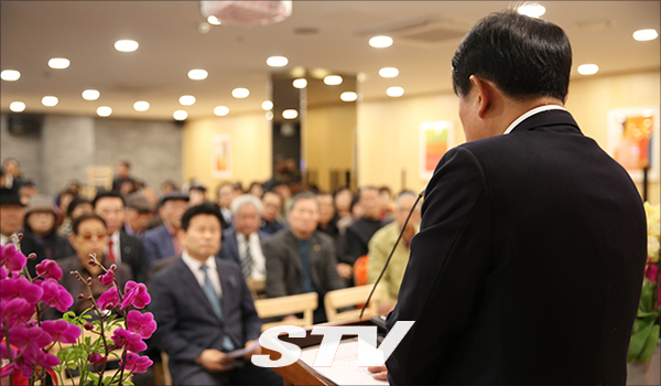 오인영 영등포구청장 자유한국당 예비후보가 26일 서울 영등포 MG신용정보빌딩에서 구청장선거 출마 기자회견에서 기자들과 문답 시간을 갖고 있다.