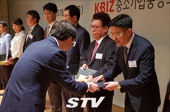 17일 서울 상암동 중소기업DMC타워에서 열린 서울 중소기업인대회에서 김호철 좋은라이프 회장이 중소벤처기업부장관상을 수상하고 있다.