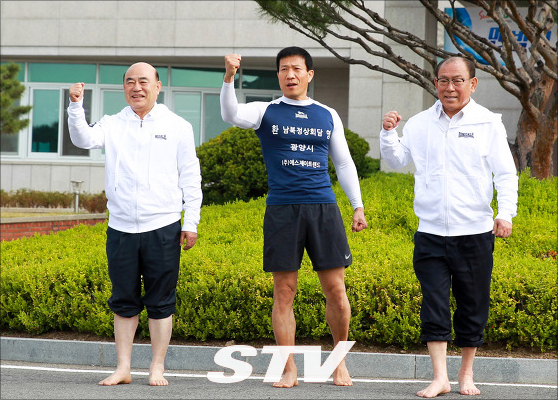 광양출신 맨발의 사나이 조승환씨와 함께 임진각 까지 맨발로 달리는 행사 전 정현복 광양시장과 송재천 광양시의회 의장과 함께 성공기원 포즈를 취하고 있다. 사진:광양시 제공