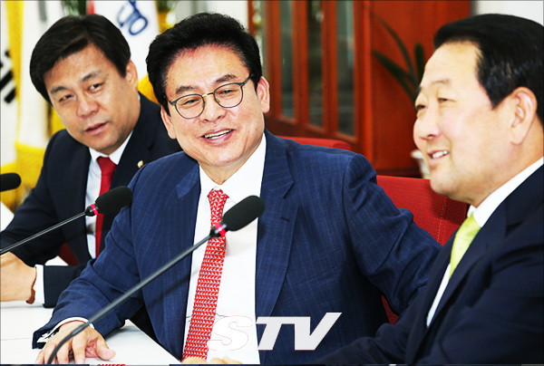 지난해 5월 26일 정우택 당시 자유한국당 대표 권한대행 겸 원내대표가 당시 국민의당 신임 비상대책위원장과 국회 한국당 원내대표실에서 환담을 하고 있다.