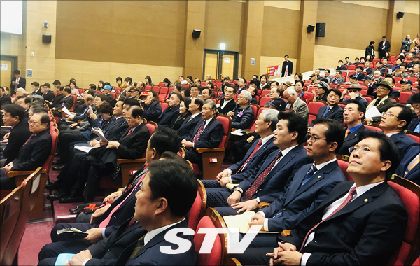 자유한국당 정우택 의원은 13일 오후 국회의원회관 대회의실에서 ‘대한민국 이대로 가야하나’라는 주제로 특별강연회를 진행했다. 이날 강연회에는 정용기, 엄용수, 유재중, 강석호, 이종명, 조훈현, 김진태, 김영우, 박성중, 이현재, 김석기, 최연혜, 원유철, 윤종필, 김성원, 유기준, 김종석, 이종배, 추경호, 김상훈, 송석준, 김선동, 이명수, 나경원, 김정재, 김광림 의원 등 현역 의원 26명과 한국당 전국당원위원회 이성복 상임위원장 및 각계 시민단체 인사들이 대거 참석했다.
