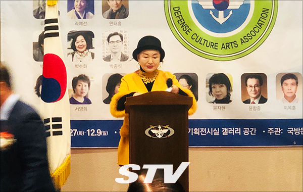 시인이자 수필가인 시우미 협회 이사가 시낭송을 하고 있다.