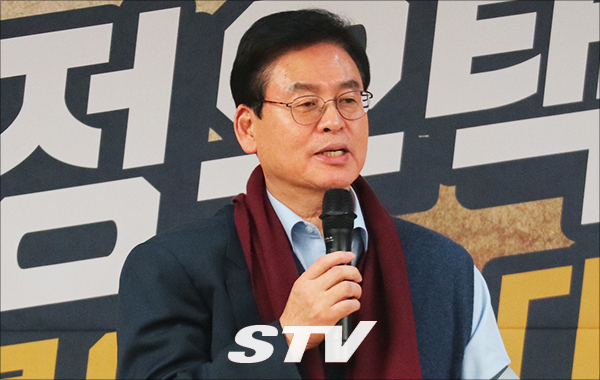 ‘어른이의날 대잔치’ 토크콘서트에서 정우택 의원이 청년들의 질문에 답변하고 있다.