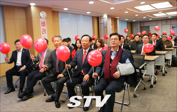 정우택 자유한국당 의원과 이주영 국회부의장, 정종섭, 윤상직, 김선동 의원 등이 '어른이날 대잔치'토크콘서트에서 빨간 풍선을 들고 밝게 웃고 있다.