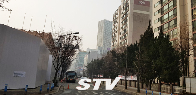 49층 초고층 공사현장과 입주민의 거주지와 거의 붙어 있는 모습이 아슬아슬하다.