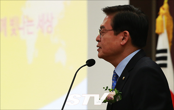 (사)다빛누리 정책비젼포럼에서 정우택 의원이 축사를 하고 있다.
