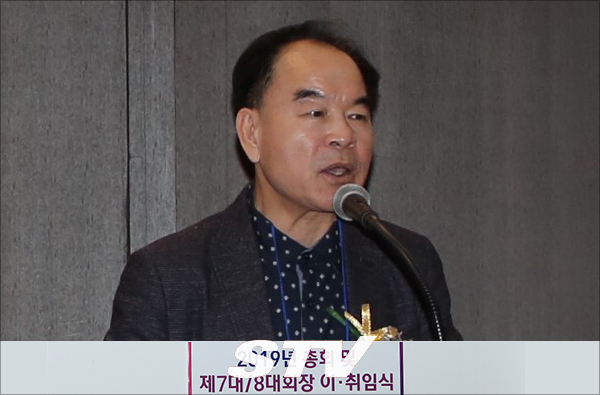 재경 옥곡향우회 이돈선 직전 회장이 이임사를 하고 있다©재경 옥곡면 향우회 제공