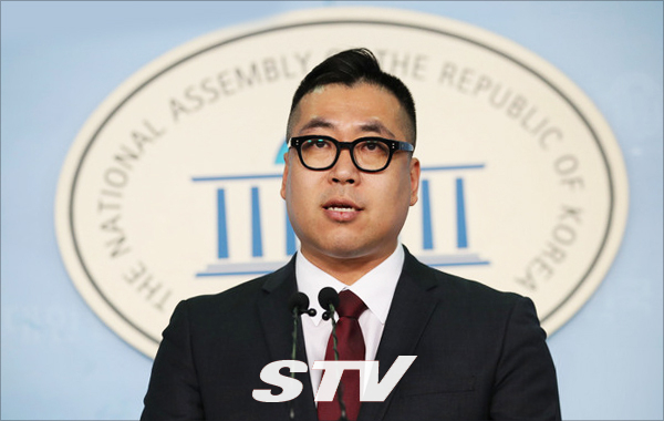 이남희 자유한국당 재정위원이 22일 오후 국회 정론관에서 21대 총선 구로갑 출마 선언 기자회견을 하고 있다.