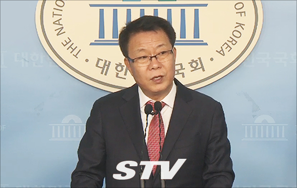 3일 국회 정론관에서 자유한국당 윤종훈 예비후보가 21대 총선 출마 기자회견을 하고 있다.
