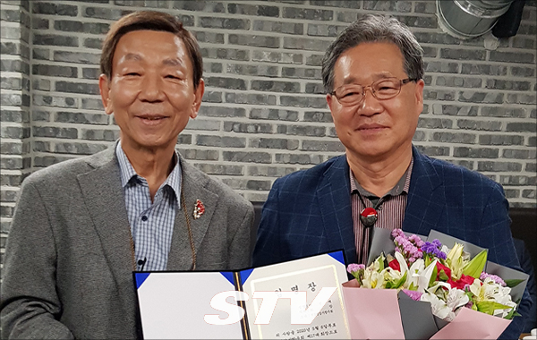 임명장 수여와 함께 꽃다발 증정후 장갑수 정상화위원장과 신임 회장의 기념촬영