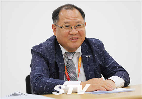 최대규 재경광주전남향우회 회장이 23일 경기 수원 고색동 뉴파워프라즈마 회의실에서 가진 본지와 인터뷰에서 "사회의 도움을 받았으니 돌려드리고 싶다"고 말했다.