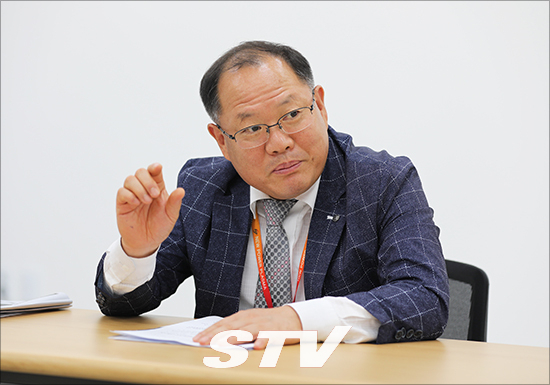 최대규 재경광주전남향우회 회장이 23일 경기 수원 고색동 뉴파워프라즈마 회의실에서 가진 본지와 인터뷰에서 "향우회의 조직개편, 상생 행사, 비대면 교류를 적극 추진하겠다"고 말했다.