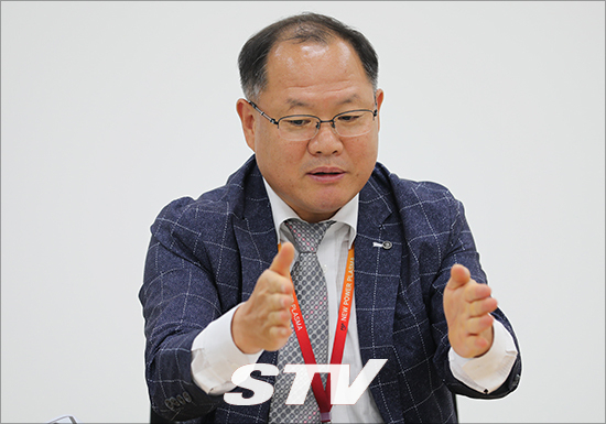 최대규 재경광주전남향우회 회장이 23일 경기 수원 고색동 뉴파워프라즈마 회의실에서 가진 본지와 인터뷰에서 플라즈마의 원리에 대해 설명하고 있다. 최대규 회장은 플라즈마 기술을 보유한 뉴파워프라즈마를 경영하고 있다.