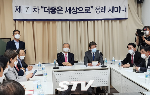 ▲ 이번 세미나는 코로나19 방역 조치로 참석자가 50명으로 제한된 가운데 미래통합당(현 국민의힘) 출신 김무성·강석호·김성수·정병국·김성태·이학재·안상수·이혜훈·김학용·여상규·홍일표·김한표·이은재 전 의원 등 30여 명의 마포포럼 관계자가 참석했다.