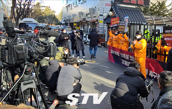 5일 여의도 더불어민주당사 앞에서 필라테스피트니스사업자연맹 빅주형 대표와 관계자들이 실내체육시설의 '사회적 거리두기' 방역지침에 따라 운영에 차질을 빚고 있는 것과 관련해 정부에게 실효성과 형평성 있는 정책을 촉구하는 기자회견을 열고있다.