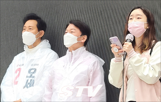 27일 오후 서울 마포구 홍대 상상마당에서 열린 오세훈 서울시장 후보 지원유세에서 숙명여대 학생이 오세훈 후보 지지를 호소하고 있다.