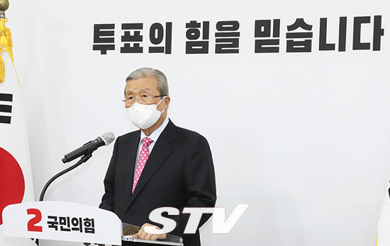 2일 오전 김종인 중앙선대위원장은 서울 여의도 국회 회의실에서 '재보선 투표참여 대국민 호소을 발표했다.