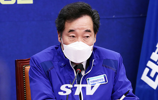 국회 민주당 당대표회의실에서 열린 중앙선대위회의에 참석하여 모두발언을 하고 있는 이낙연 상임선거대책위원장