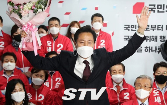 오세훈 국민의힘 서울시장 후보가 8일 오전 국민의힘 중앙당사에 마련된 개표상황실에서 당선이 확실시되자 꽃다발을 들고 환호하고 있다.