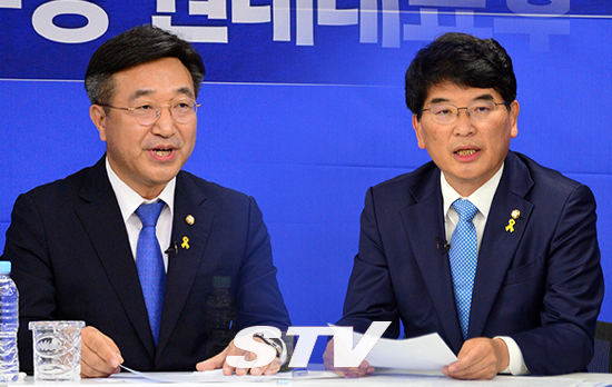 더불어민주당 중앙당사에서 진행된 원내대표 후보자 공개 토론회에 참석한 친문 핵심 윤호중 의원과 비주류 박완주 의원