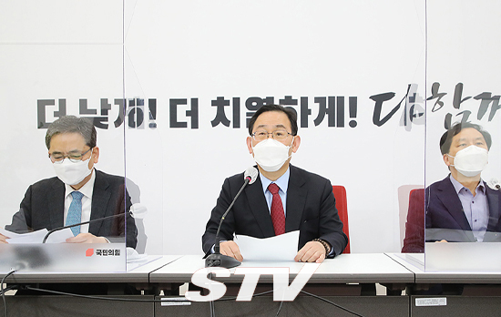 주호영 당 대표 권한대행은 15일 오전 서울 여의도 원내대표실에서 울산시장 선거개입 재판결과에 관련한 입장을 발표하고 있다.