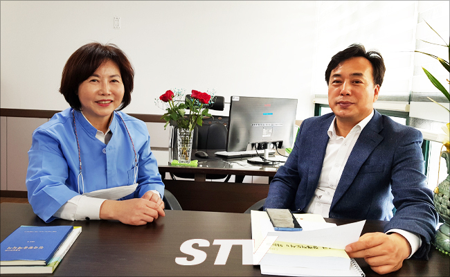 수원안심장례지도사교육원을 만든 김상엽 원장(우)과 김미회 이사 © 김충현 기자