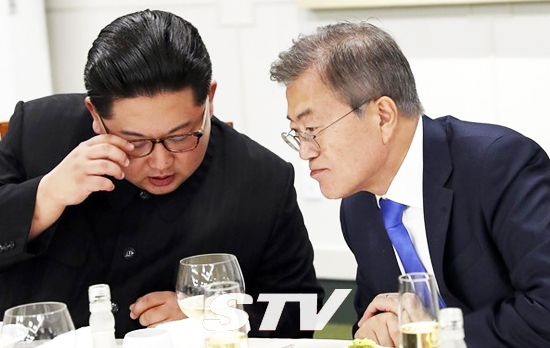 판문점에서 열린 남북정상회담 환영만찬에서 문재인 대통령과 김정은 위원장이 대화하는 모습