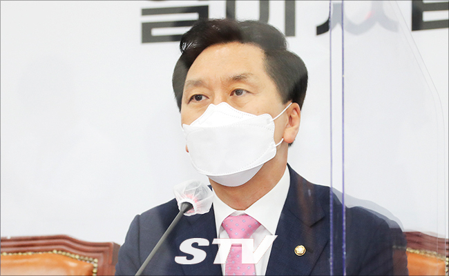 3일 오전 서울 여의도 국회 회의실에서 김기현 당대표 권한대행은 비상대책위원회의에 참석하였다.