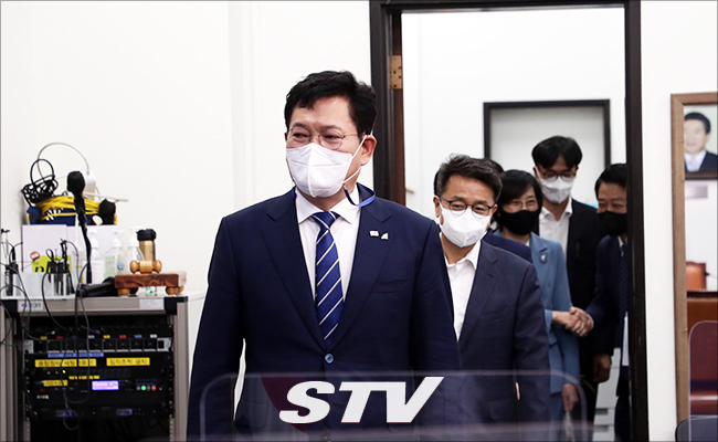 송영길 당대표가 2021.05.03.(월) 국회 당대표회의실에 예방한 이철희 정무수석에게 축하난을 전달받고 있다.