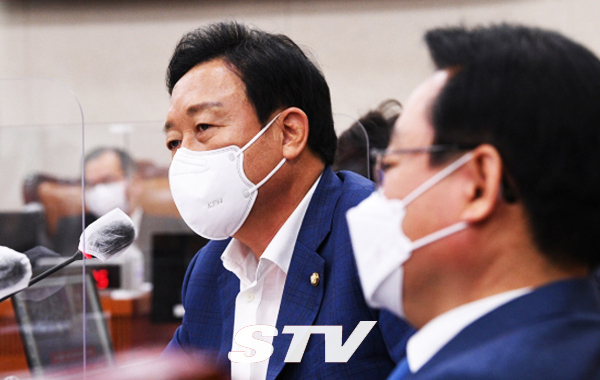 국민의힘 김선교 의원(경기 여주시양평군)이 4일 오전 서울 여의도 국회에서 열린 농림축산식품해양수산위원회 박준영 해양수산부장관 후보자 인사청문회에서 박 후보자에게 부인의 도자기 반입 및 판매 과정에서의 불법 여부를 질의하고 있다.