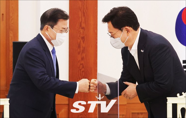 문재인 대통령이 14일 오전 청와대에서 열린 더불어민주당 지도부 초청 간담회에 참석해 송영길 대표와 주먹 인사를 하고 있다.