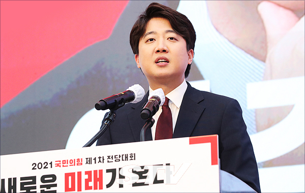 3일 오후 대구광역시 엑스코에서 김기현 당 대표 권한대행 및 황우여 당 선관위원장을 비롯한 당 지도부와 5명의 당 대표 후보자들이 참석한 가운데 국민의힘 당 대표 및 최고위원 선출을 위한 제1차 전당대회 대구·경북 합동연설회에서 이준석 후보가 발언하고 있다.
