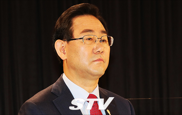 8일 오전 국민의힘 당 대표 후보자들은 서울 용산구에 위치한 백범김구기념관에서 열린 국민의힘 당 대표 후보자 토론회에서 열띤 토론을 하였다.
