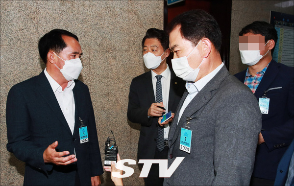 최근 논란이 된 조상호 전 더불어민주당 상근부대변인의 “최원일 천안함 함장이 부하들을 수장시켰다”는 발언에 대해 최원일 전 천안함 함장과 천안함 유족회 회장이 9일 국회에서 더불어민주당 송영길 대표를 항의 방문을 하고 있다.