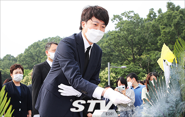 14일 오전 이준석 당 대표와 김기현 원내대표 및 최고위원들을 비롯한 신임 지도부는 국립 대전현충원을 방문해 천안함 피격사건·제2연평해전·연평도 포격도발·마린온 순직 장병 묘역을 돌아보며 참배하고 천안함 희생장병 유족을 만나 “10년이 넘었는데도 마음을 아프게 해드린 것, 당을 대표해서 사과드린다”고 말했다.