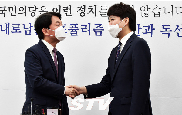 이준석 국민의힘 대표와 안철수 국민의당 대표