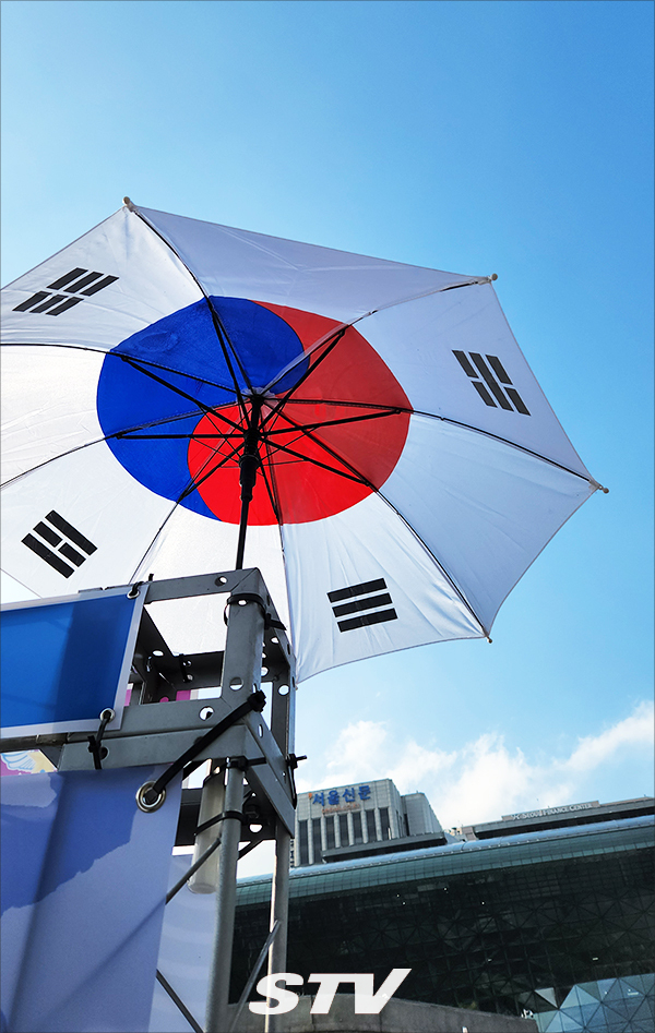 자유로운 대한민국은 순국선열과 호국영령이 흘린 피의 대가로 세워졌다. 재향여군연합회가 사진 위에 설치한 태극기 우산. 사진-김충현.