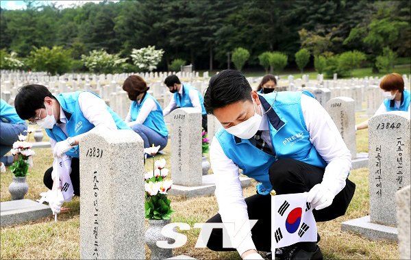 프리드라이프는 사회적 책임을 다하려고 노력한다. 사진은 현충일에 현충원 묘역정화 봉사활동을 하는 프리드라이프 직원들. 사진-프리드라이프.