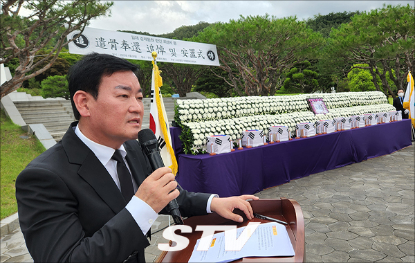 안부수 아태평화교류협회장이 30일 충남 천안 망향의 동산에서 열린 ‘유골봉환 추도 및 안치식’에서 인사말을 하고 있다. 사진-김충현.