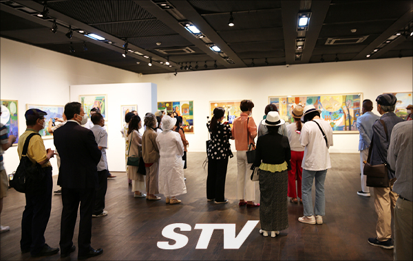 서울 종로구 인사아트센터에서 27일 열린 대한미협 김부자 이사장 50주년 특별 개인전에서 관람객들이 개막식을 지켜보고 있다.
