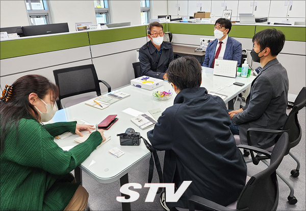 함백산 장례식장 김순섭 관리부장이 일본 연구진에게 함백산 추모공원과 장례식장의 연혁에 대해 설명하고 있다.