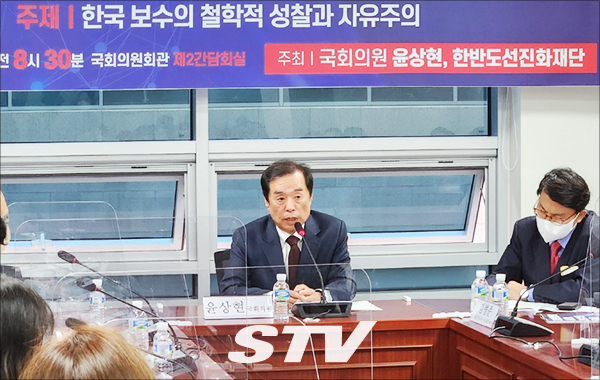 김병준 전 국민의힘 비상대책위원장이 서울 여의도 국회 의원회관 제2간담회실에서 11일 열린 ‘대전환의 시대, 보수의 길을 찾다’ 토론회에서 축사를 하고 있다.