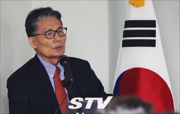 윤평중 한신대 명예교수가 서울 여의도 국회 의원회관 제2간담회실에서 11일 열린 ‘대전환의 시대, 보수의 길을 찾다’ 토론회에서 발제를 하고 있다. 윤 교수는 "한국 보수는 다시 태어나야 한다"고 주장했다.